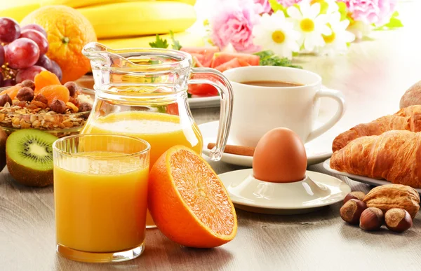 Colazione con caffè, succo d'arancia, croissant, uova, verdure — Foto Stock