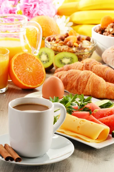 Sarapan dengan kopi, jus jeruk, croissant, telur, sayuran — Stok Foto
