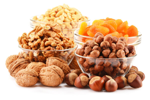 Состав с орехами изолированы на белом
