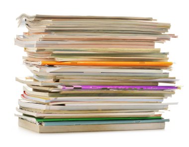 Eski dergiler üzerine beyaz izole yığını. kağıt geri dönüşüm