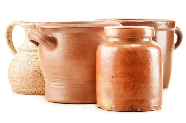 Cerâmica velha. Pratos de cozinha isolados em branco — Fotografia de Stock