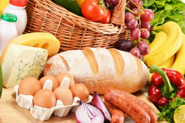 sebze meyve şarap ekmek de dahil olmak üzere çeşitli Market ürünleri