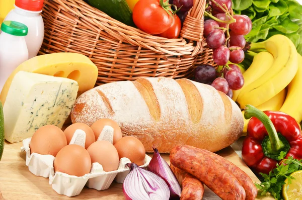 Geassorteerde kruidenier producten met inbegrip van groenten fruit wijn brood — Stockfoto