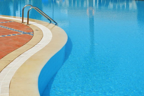 夏季旅游胜地的游泳池 — 图库照片