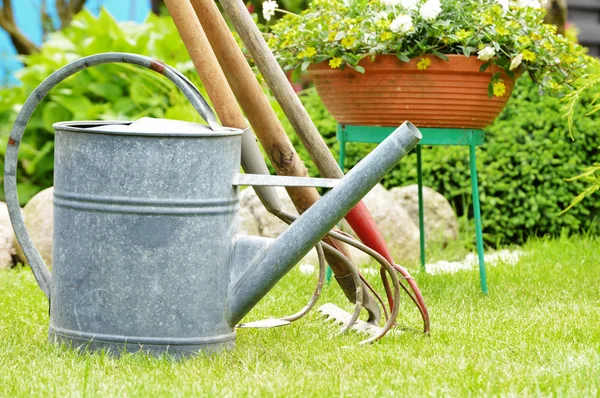 Annaffiatoio e attrezzi da giardino — Foto Stock