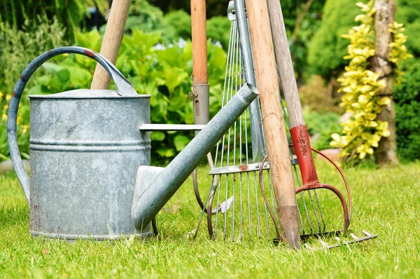 Regadera y herramientas de jardín — Foto de Stock