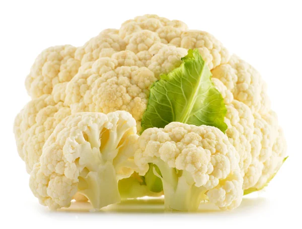 Coliflor fresca aislada en blanco. Hortalizas crudas — Foto de Stock