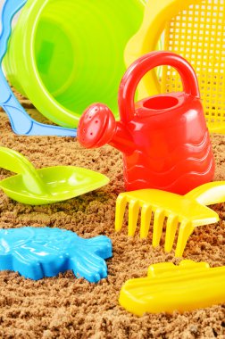 sandpit ve bir plajda çalıştırmak için plastik çocuk oyuncakları