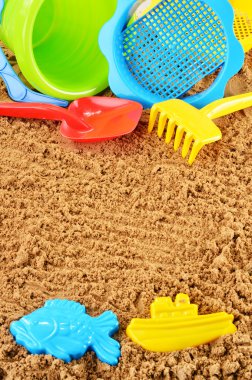 sandpit ve bir plajda çalıştırmak için plastik çocuk oyuncakları