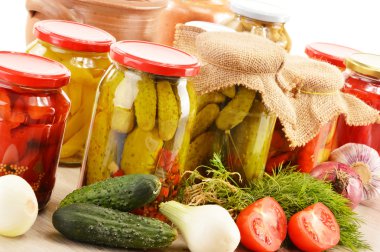 Kavanozlu sebze turşusuyla kompozisyon. Terbiye edilmiş yemek.