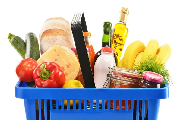 Panier en plastique avec une variété de produits d'épicerie — Photo