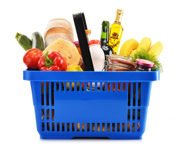 Cesta de compras de plástico con variedad de productos de comestibles — Foto de Stock