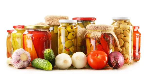 Sammansättning med burkar med betade grönsaker. Marinerat livsmedel — Stockfoto