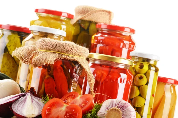 Složení se sklenicemi nakládané zeleniny. Marinované potraviny — Stock fotografie
