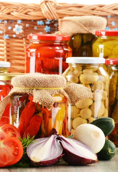 Samenstelling met potjes gepekelde groenten. Gemarineerd voedsel — Stockfoto