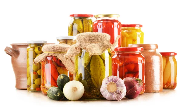 Composição com jarros de legumes em conserva. Alimentos marinados — Fotografia de Stock