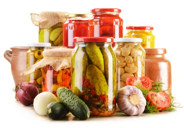 Composición con frascos de verduras en escabeche. Alimentos marinados — Foto de Stock