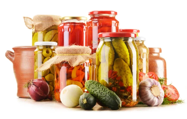 Složení se sklenicemi nakládané zeleniny. Marinované potraviny — Stock fotografie
