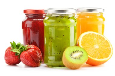 beyaz üzerine meyveli reçel kavanoz ile kompozisyon. Konserve sebzeleri