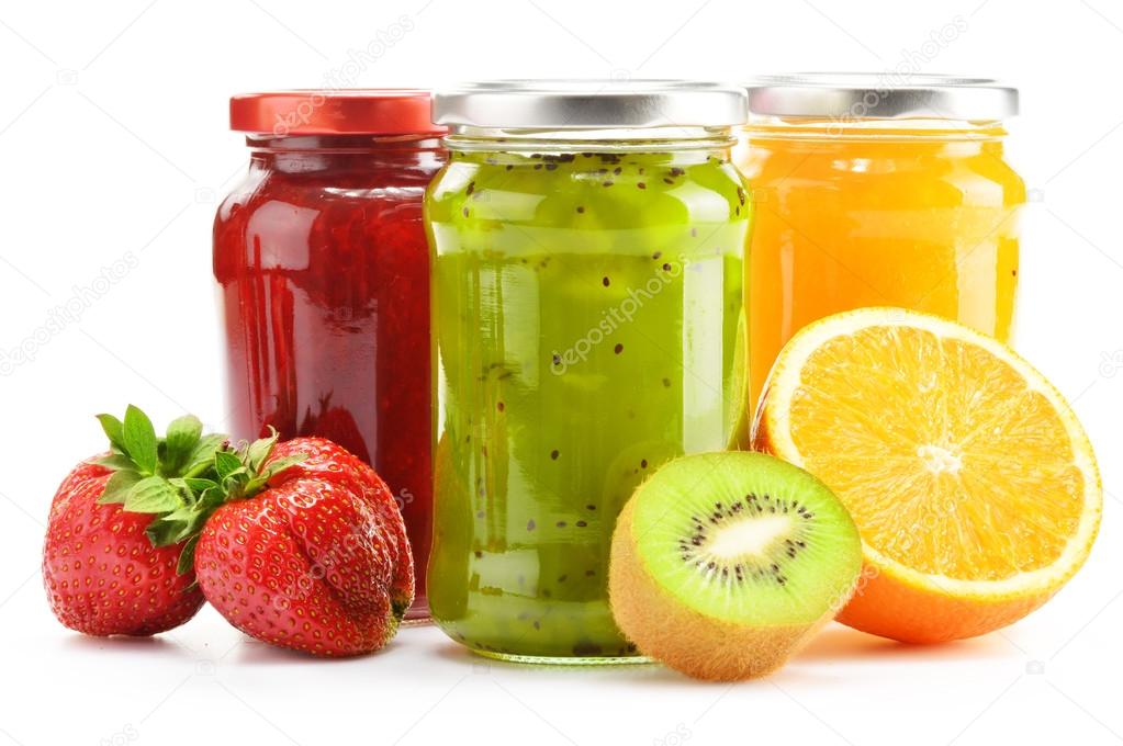 composição com frascos de compotas de frutas em branco. conservas de