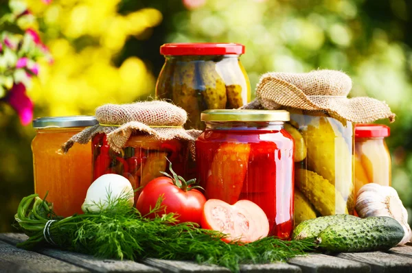 Pots de légumes marinés dans le jardin. Aliments marinés — Photo