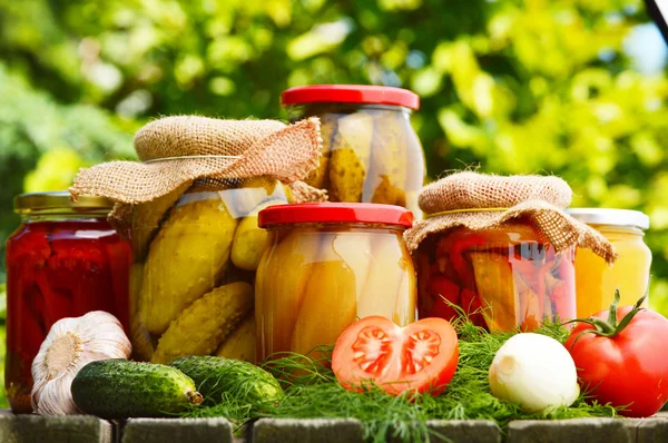 Vasi di verdure sottaceto in giardino. Alimenti marinati — Foto Stock