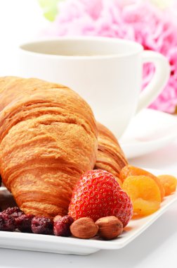 kruvasan fincan kahve ve meyve ile Kahvaltı