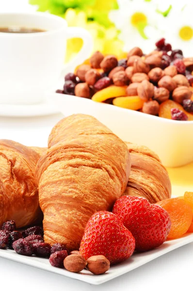 Ontbijt met croissants kopje koffie en fruit — Stockfoto