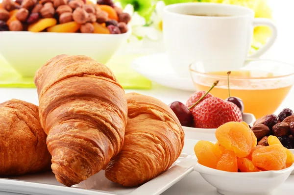 Café da manhã com croissants xícara de café e frutas — Fotografia de Stock