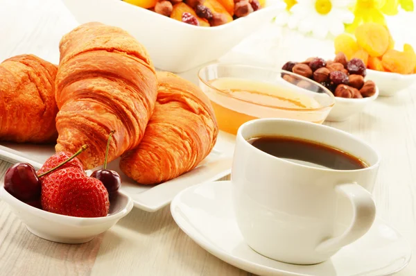 Morgenmad med croissanter kop kaffe og frugt - Stock-foto