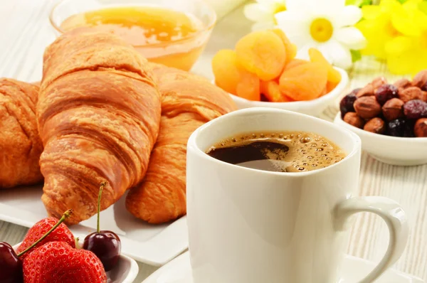 Сніданок з круасанами чашка кави та фруктів — стокове фото