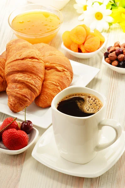 早餐用牛角杯咖啡和水果 — 图库照片