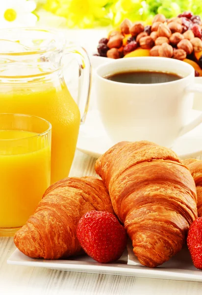 Café da manhã com croissants xícara de café e frutas — Fotografia de Stock