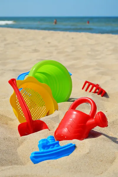 Giocattoli di plastica per bambini sulla spiaggia di sabbia — Foto Stock