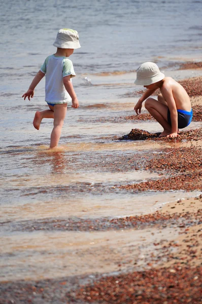 Two little boys playing on the sand beach — Stock Photo, Image