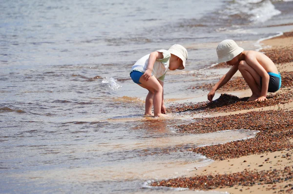 Two little boys playing on the sand beach — Stock Photo, Image