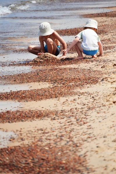 Two little boys playing on the sand beach — Stock Photo, Image