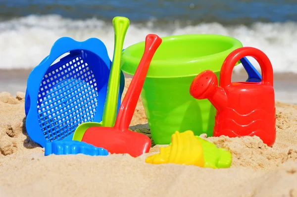 Πλαστικό παιδιά παιχνιδιών στην άμμο παραλία — Φωτογραφία Αρχείου