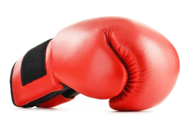 Пара червоних шкіряних боксерських рукавичок ізольовані на білому — стокове фото