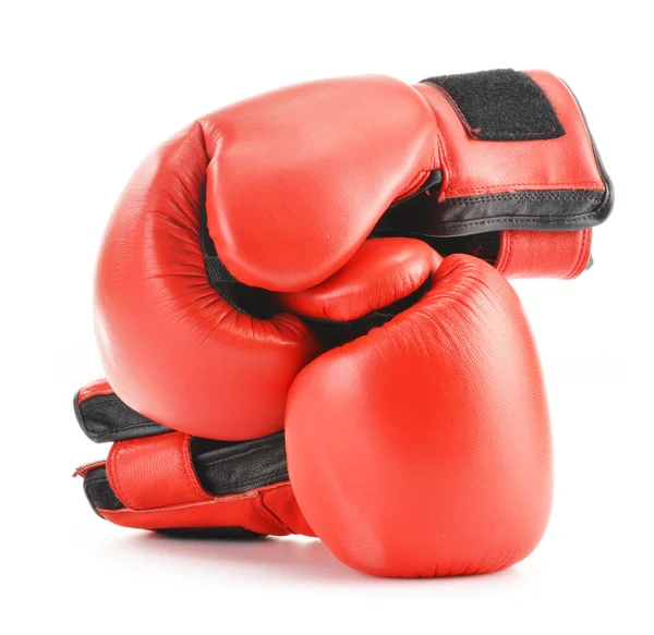 Par de guantes de boxeo de cuero rojo aislados en blanco — Foto de Stock