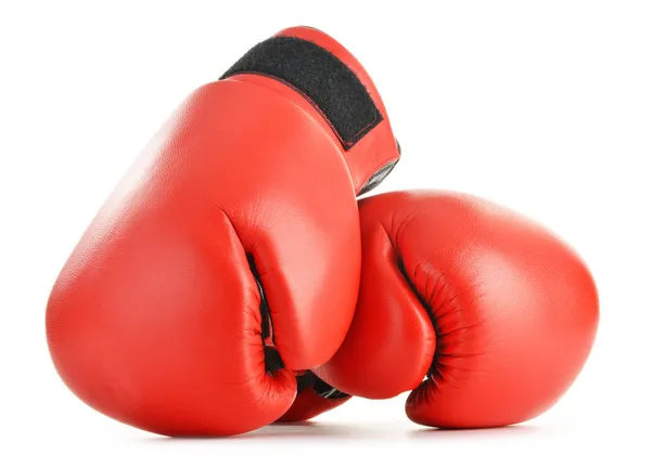 Par de luvas de boxe de couro vermelho isolado em branco — Fotografia de Stock