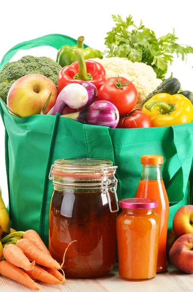 Bolsa de compras verde con productos de alimentación sobre fondo blanco —  Fotos de Stock