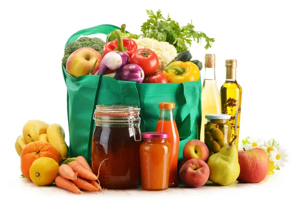 Borsa shopping verde con prodotti alimentari su sfondo bianco — Foto Stock