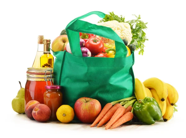 食料品店での製品と白い背景の緑のショッピング バッグ — ストック写真