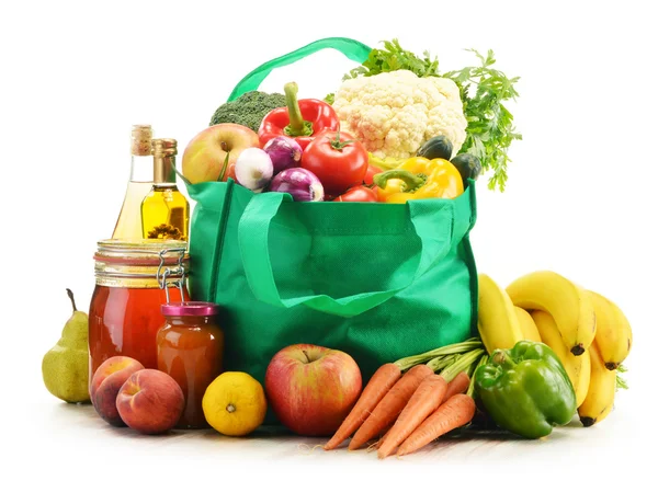 Bolsa de compras verde con productos de alimentación sobre fondo blanco — Foto de Stock