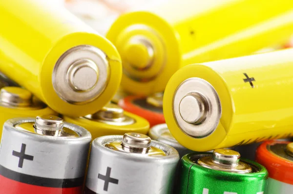 Samenstelling met alkalische batterijen. Chemisch afval — Stockfoto