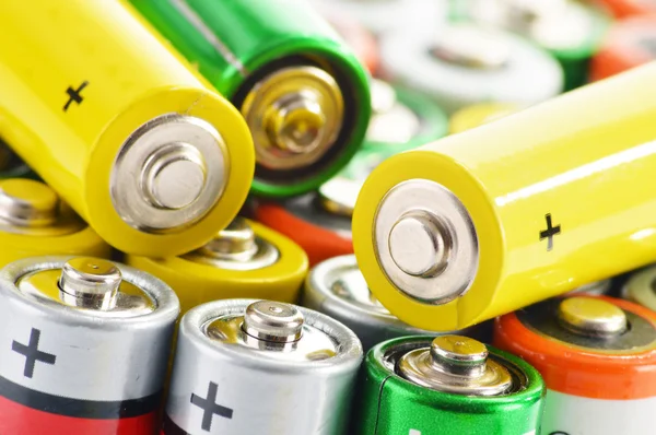 Samenstelling met alkalische batterijen. Chemisch afval — Stockfoto