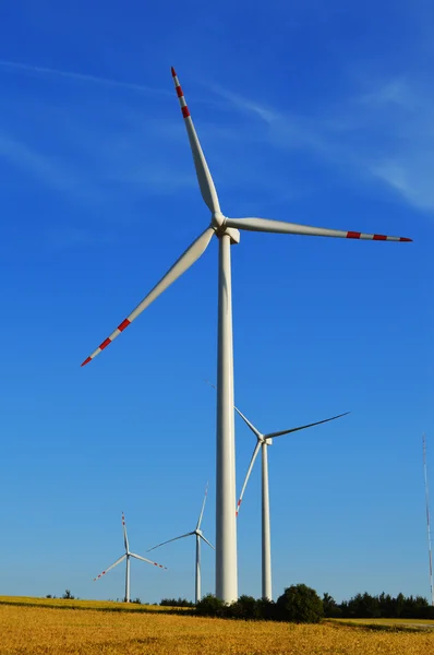 Granja de aerogeneradores. Molino de viento —  Fotos de Stock