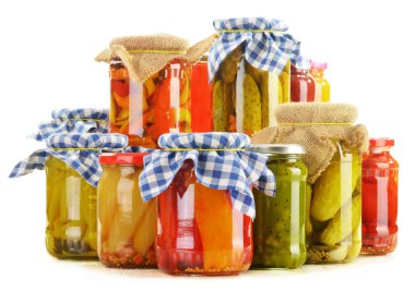 Kavanozlu sebze turşusuyla kompozisyon. Terbiye edilmiş yemek.