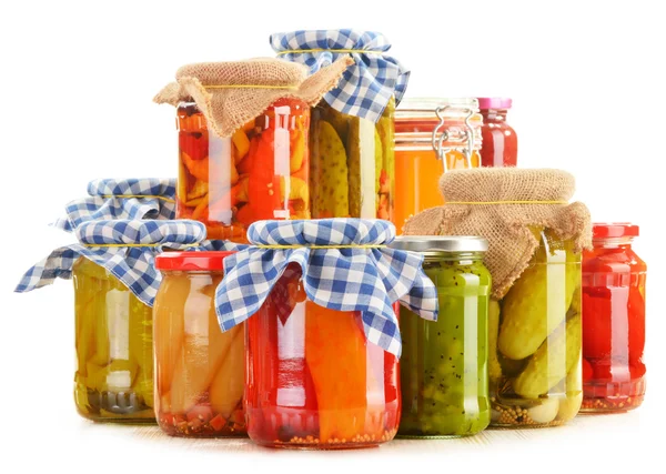Composición con frascos de verduras en escabeche. Alimentos marinados — Foto de Stock